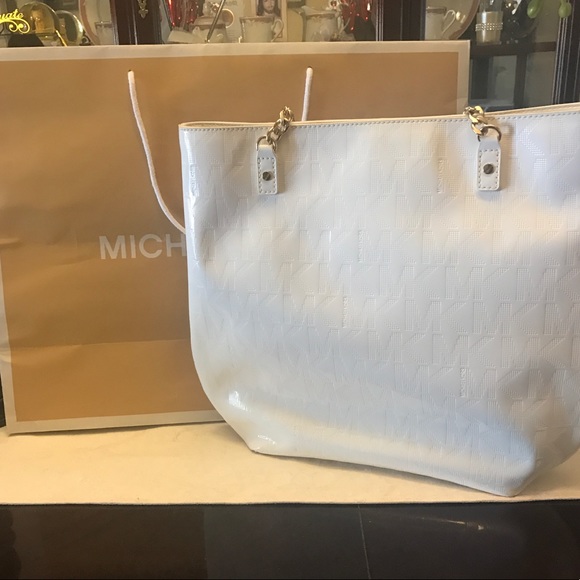 Michael Kors Handbags - MICHAEL KORS JET SET CHAIN TOTE BAG